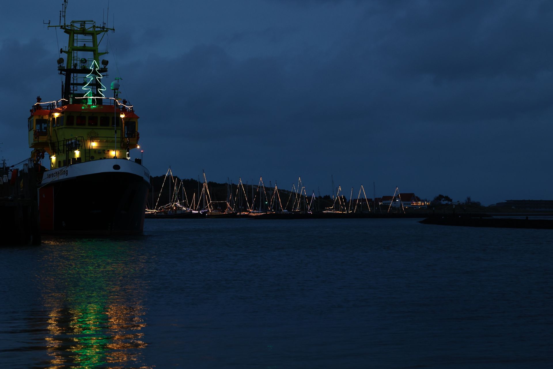 Haven van Terschelling met boten en kerstverlichting