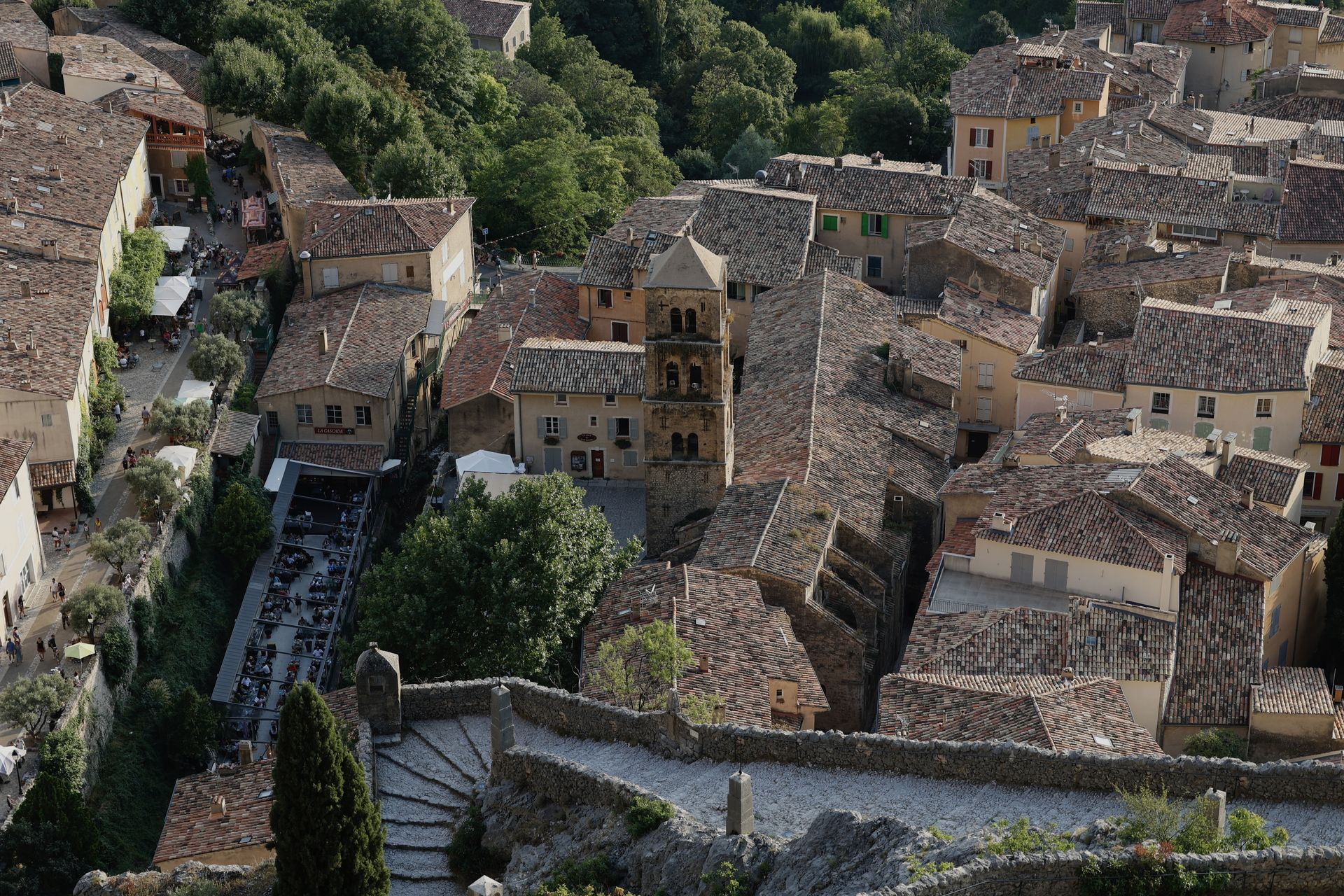 Het dorp Moustiers-Sainte-Marie in de Provence